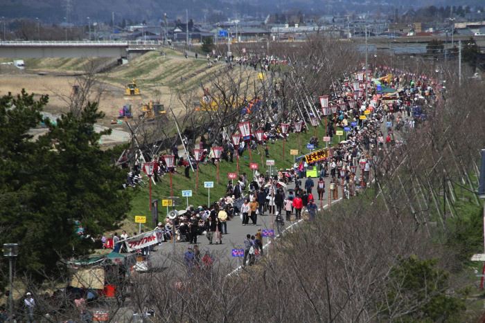 信濃川大河津資料館4階展望室からおいらん道中がスタートする前の桜土手