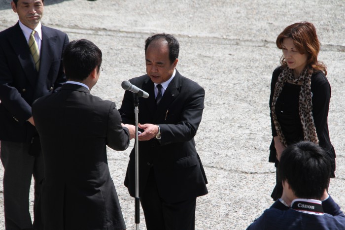 国定三条市長から福島県南相馬市の担当者に義援金