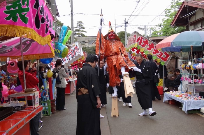 参道を進む天狗