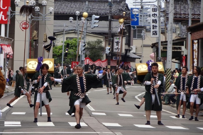 大通りを進む