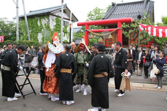 愛宕神社に頭を下げる