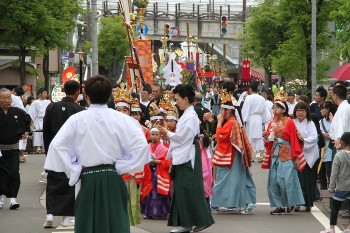 神明宮から迎えの諏訪神社の稚児が先導する