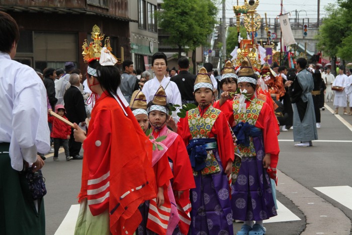 神明宮から迎えの諏訪神社の稚児が先導する