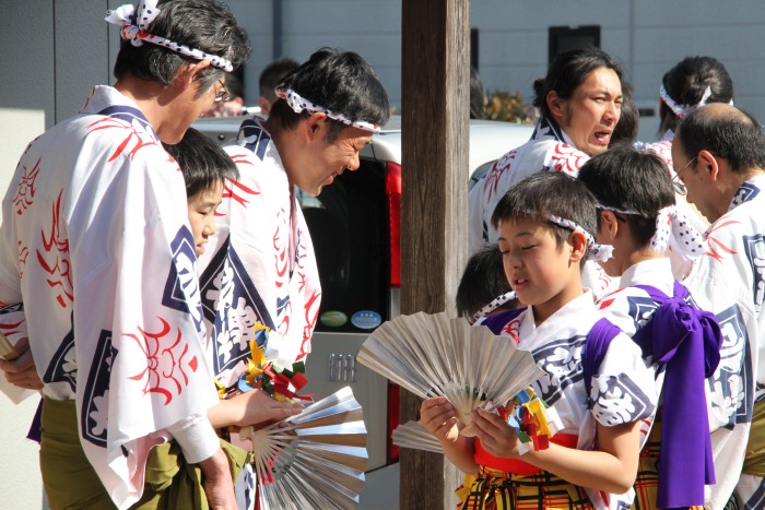 横町万灯組、踊りのけいこをつけてくれた花柳徳紀女さんの家の前で皮切り