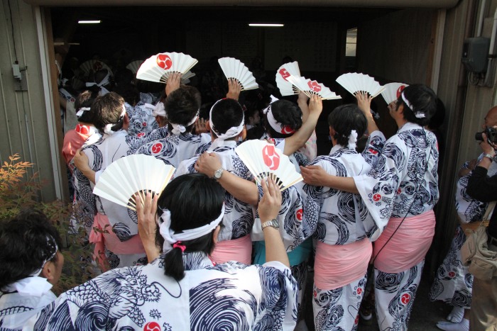 木場小路万灯組が宿の前で皮切り