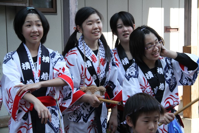 横町万灯組、踊りのけいこをつけてくれた花柳徳紀女さんの家の前で皮切り