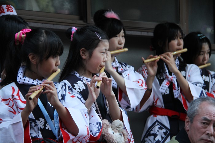 横町万灯組、踊りのけいこをつけてくれた花柳徳紀女さんの家の前で皮切り