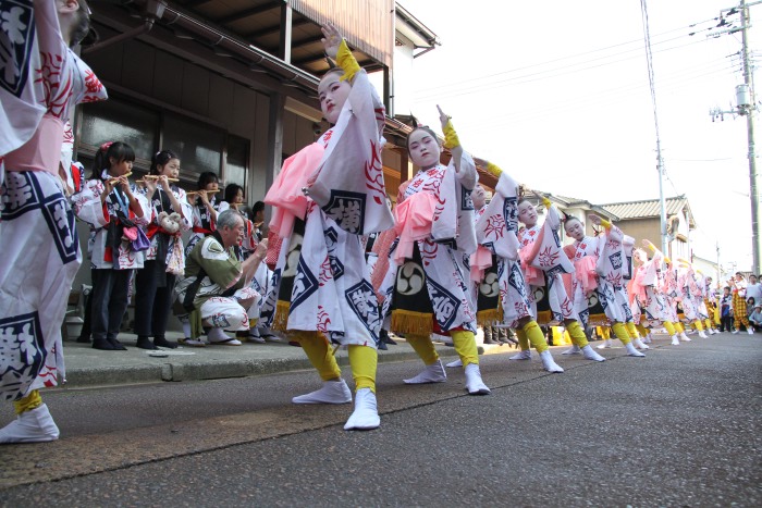 横町万灯組、踊りのけいこをつけてくれた花柳徳紀女さんの家の前で皮切り