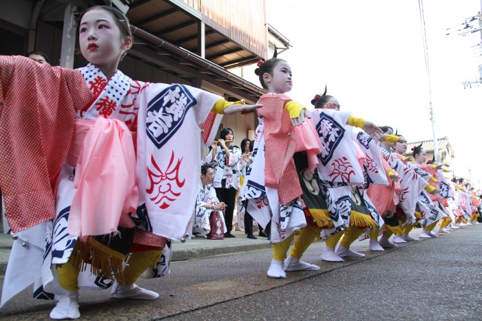 横町万灯組、踊りのけいこをつけてくれた花柳徳紀女さんの家の前で皮切り