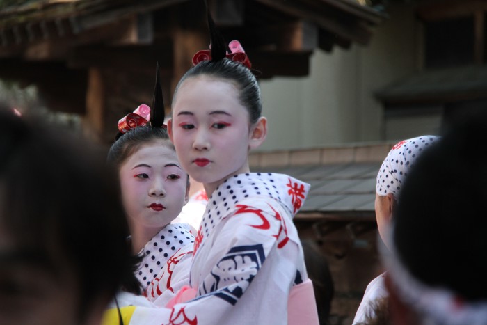 横町万灯組、踊りのけいこをつけてくれた花柳徳紀女さんの家の前で皮切り