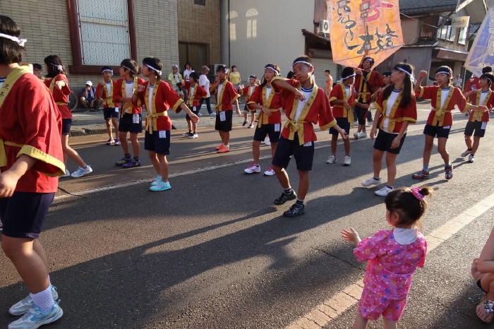 凧ばやし踊りパレード、南小学校