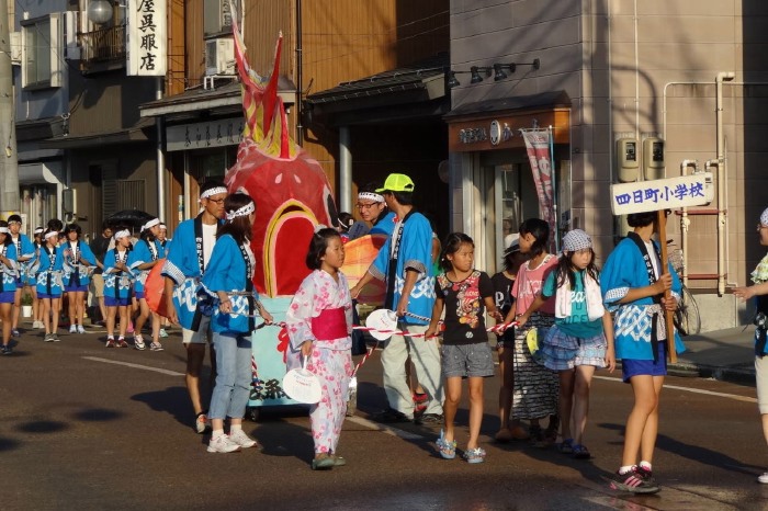 凧ばやし踊りパレード、四日町小学校