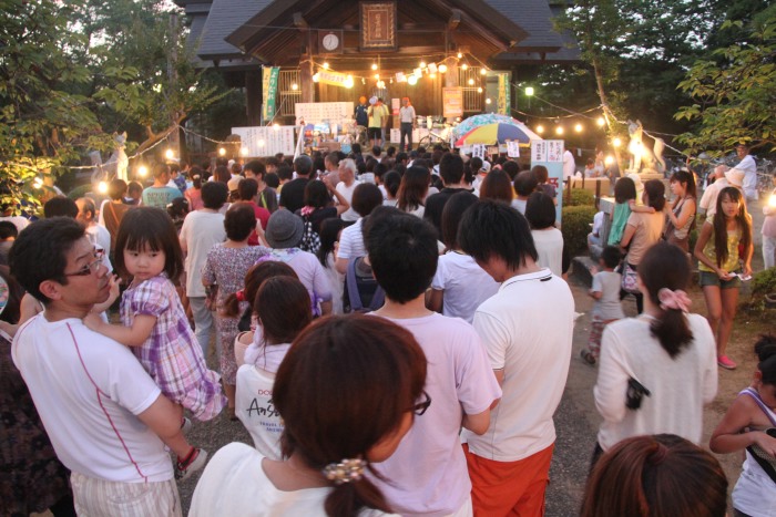 四日町商店街の夜店市＠日吉神社、にぎわうビンゴゲーム