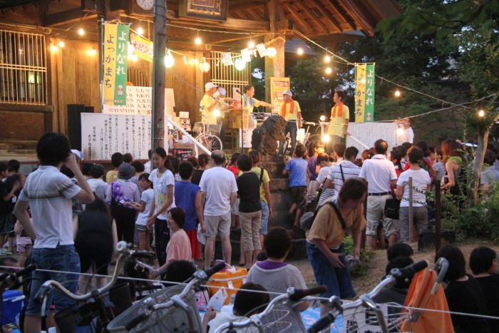 四日町商店街の夜店市＠日吉神社、にぎわうビンゴゲーム