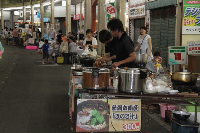 さまざまな店が並ぶ