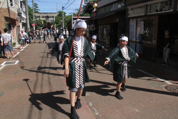 八幡宮を出発するやっこ