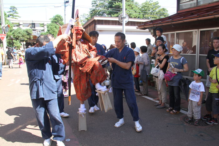 てんぐに沿道に見物客で三条祭りの大名行列をほうふつ