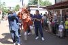 てんぐに沿道に見物客で三条祭りの大名行列をほうふつ