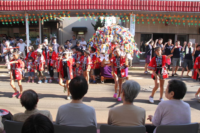 宮町、グループホーム仲町前でお玉さんの踊り