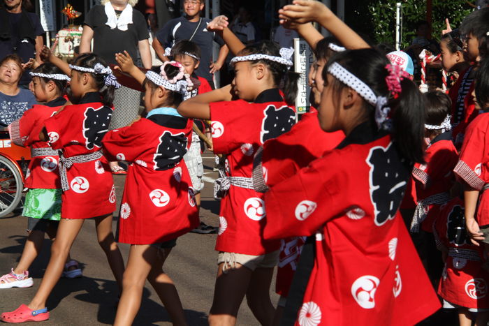 宮町、グループホーム仲町前でお玉さんの踊り