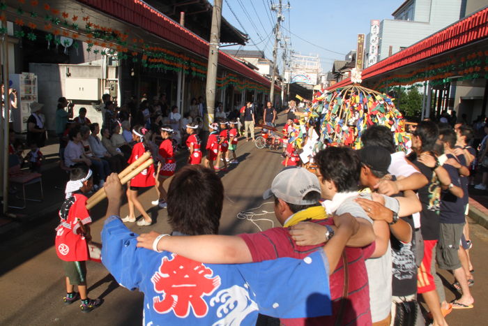 宮町、グループホーム仲町前でお玉さんの踊り