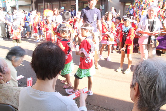 宮町の子どもたちからグループホーム仲町のお年寄りに長寿箸