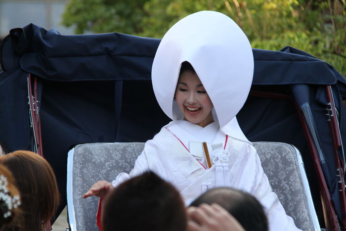 人力車に乗る花嫁、渡辺真理子さん