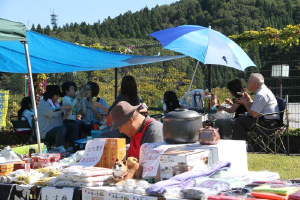 外野席で食事