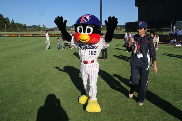 東京ヤクルトスワローズのマスコットキャラクター、燕太郎登場