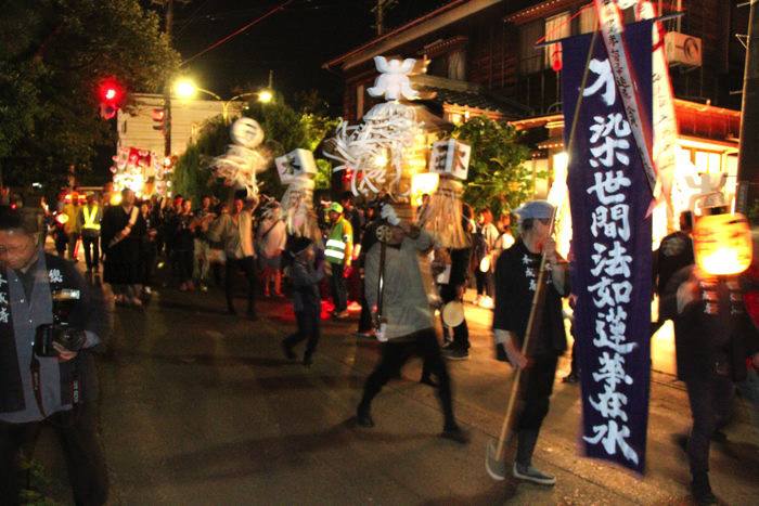 参道を行く本山の一灯会