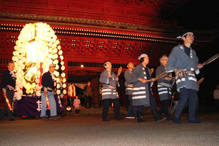 県指定文化財の本成寺三門を背に