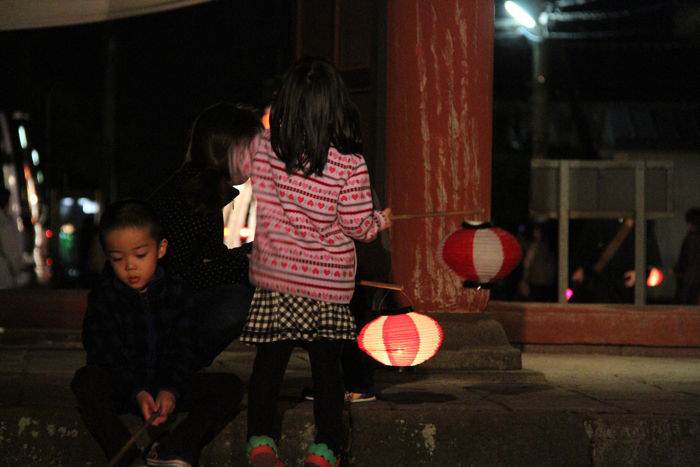 近所の子どもたちがちょうちんを手に見物