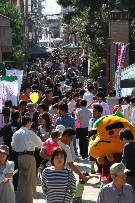 三条別院から参道、その向こうへとぎっしり人で埋まる