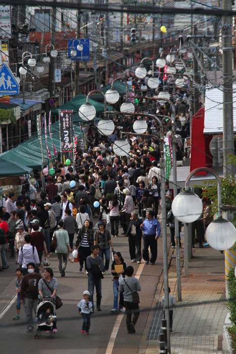 中央商店街はまつりのような人出