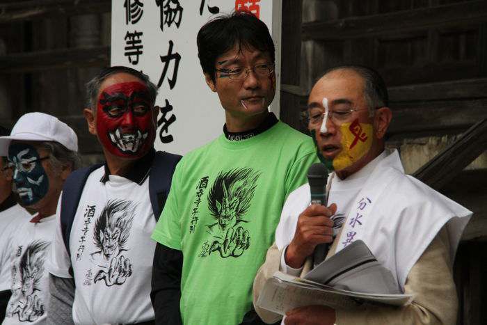 国上寺本道前で鈴木燕市長や田中公一分水観光協会会長