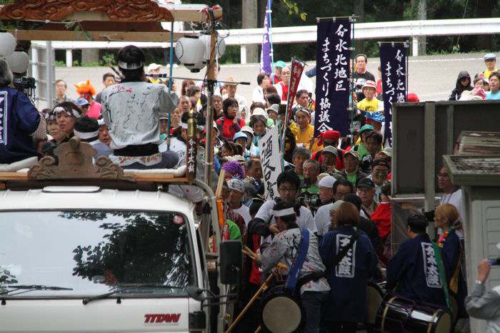 酒呑童子行列の山車が出発