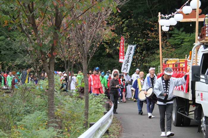 酒呑童子行列が林道を行く