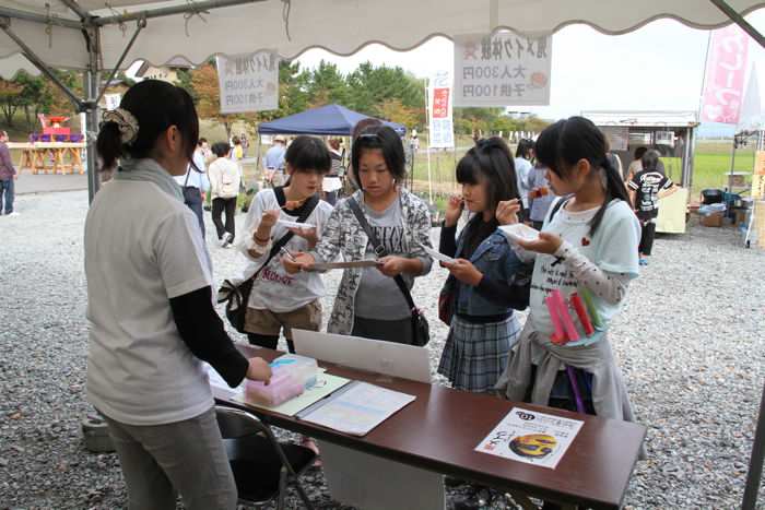 行列の参加を申し込む子どもたち