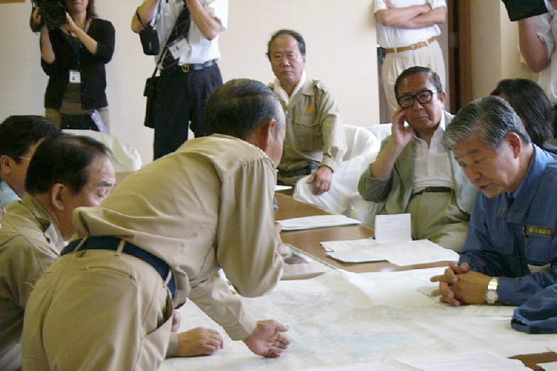 7.13水害の翌日、被害状況調査のため当時の平山県知事が三条市を訪れた（2004年7月14日）