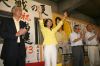 3選を果たした菊田真紀子氏の選挙事務所で万歳（2009年8月30日）