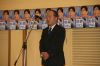 三条市議選で2期目を目指した杉井旬氏の後援会の決起集会であいさつする竹山さん（2010年3月27日）