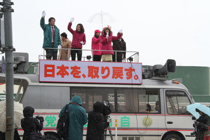 金子恵美氏の街頭演説＠セブン- イレブン三条西裏館店前、片山さつき氏が応援