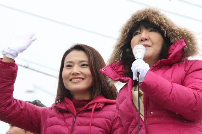 金子恵美氏の街頭演説＠セブン- イレブン三条西裏館店前、片山さつき氏が応援