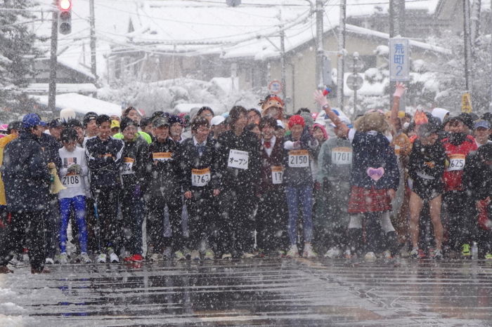 大雪の中で号砲を待つ