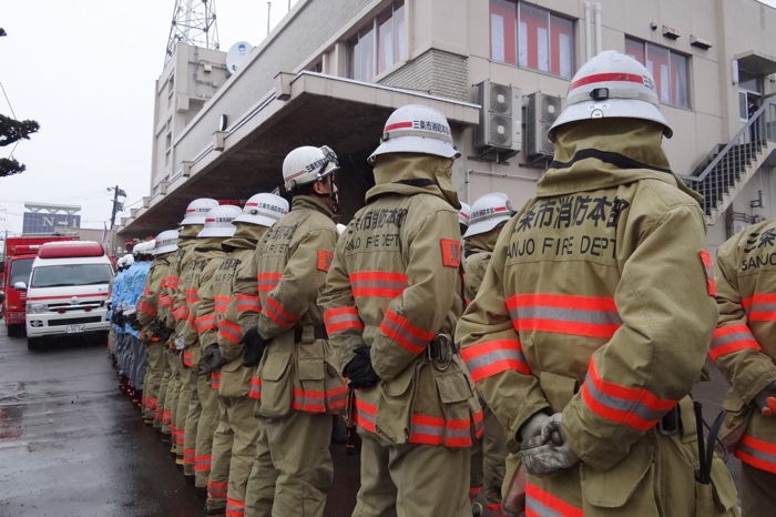 高層建物総合訓練で整列する消防士