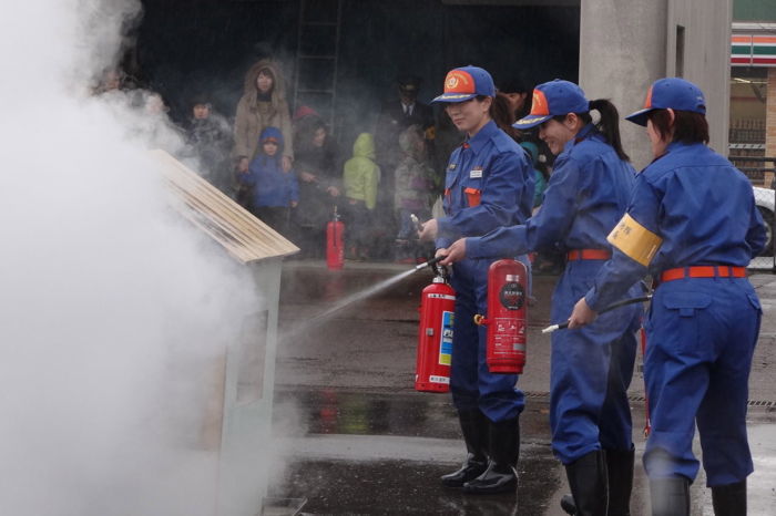 女性消防団員が水消火器訓練