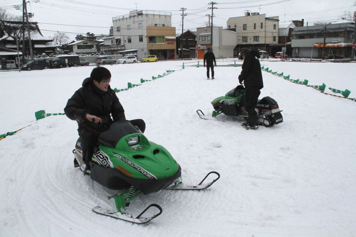 まちのど真ん中でスノーモービル体験