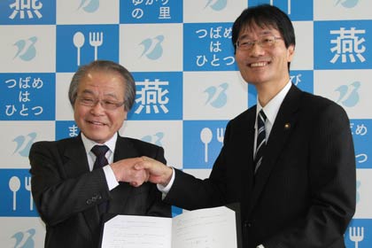 包括的連携協定を締結して握手する長岡技術科学大学の新原学長(左)と鈴木市長