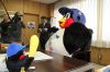 市長室の市長のいすにふんぞり返るつば九郎