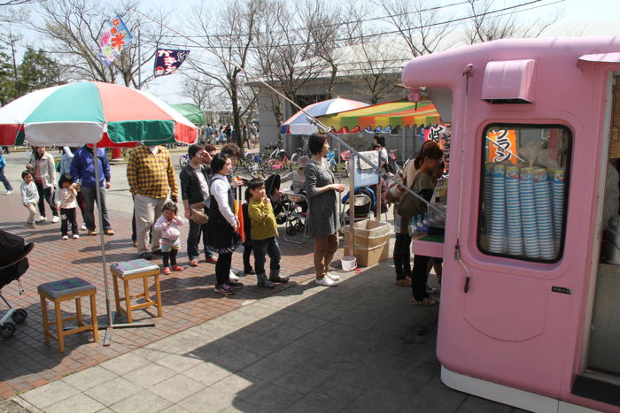 燕市交通公園で飲食の販売にも行列